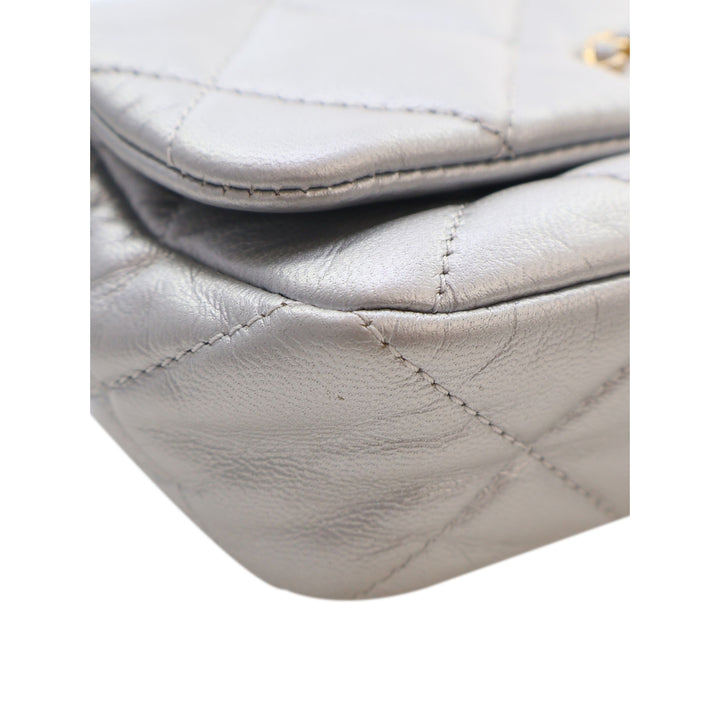 Chanel Métallisé 19 Sac ceinture Cuir d'agneau Argenté – vue 10 – GABY PARIS