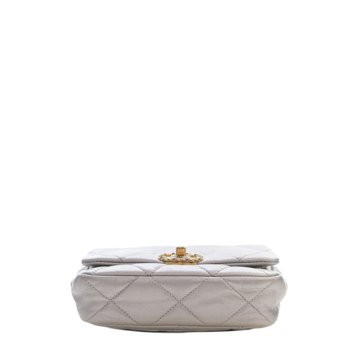 Chanel Métallisé 19 Sac ceinture Cuir d'agneau Argenté – vue 3 – GABY PARIS
