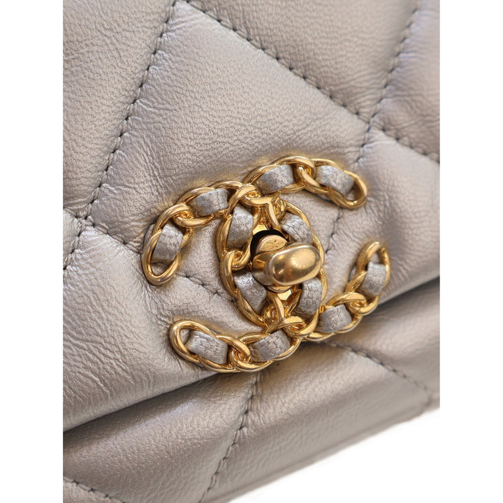 Chanel Métallisé 19 Sac ceinture Cuir d'agneau Argenté – vue 4 – GABY PARIS