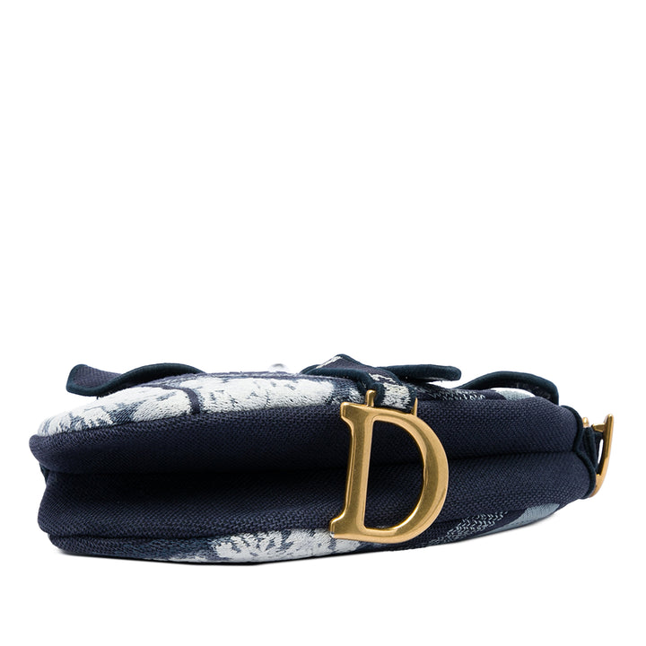 Dior Sac porté épaule brodé Tie Dye Saddle Bleu – vue 3 – GABY PARIS