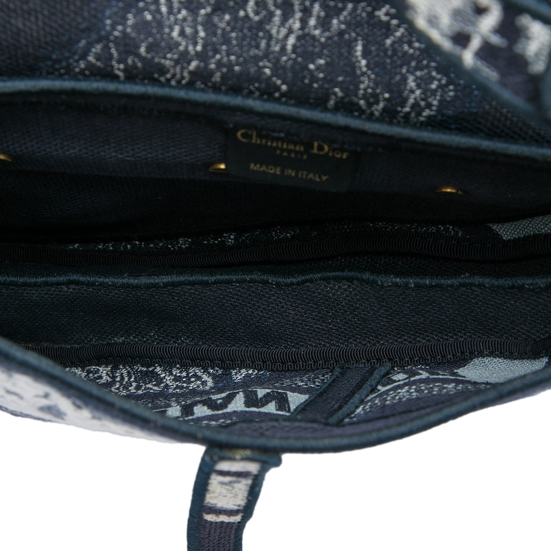 Dior Sac porté épaule brodé Tie Dye Saddle Bleu – vue 4 – GABY PARIS