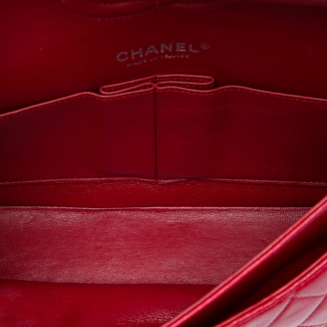 Chanel Sac porté épaule Classic Double rabat Moyen Cuir caviar Rouge – vue 4 – GABY PARIS
