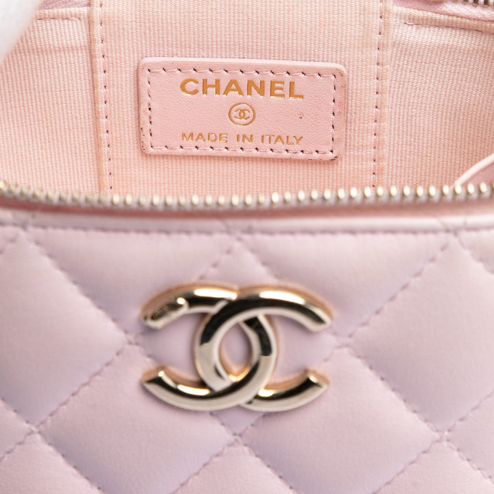 Chanel Mini CC Matelassé Cuir d’agneau Émail Coco Vanity avec chaîne