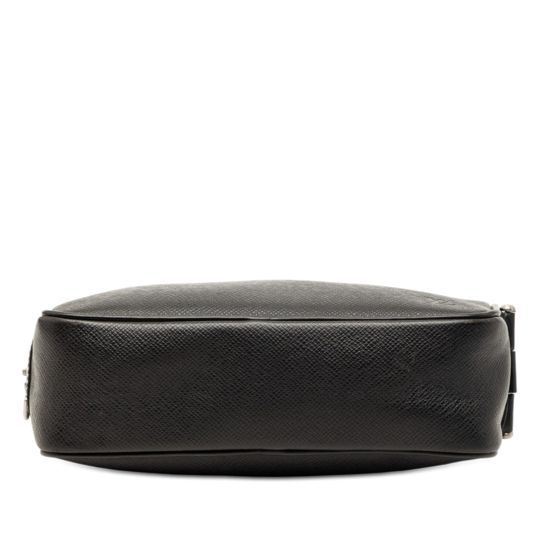 Louis Vuitton Taiga Pochette Kaluga