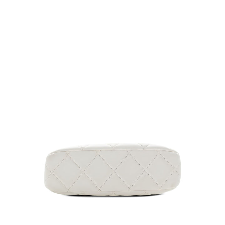 Chanel Sac porté épaule CC Matelassé Chaîne Hobo Petit Cuir d'agneau Blanc – vue 3 – GABY PARIS