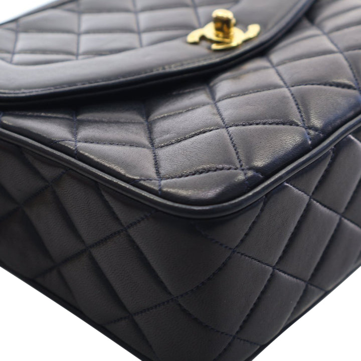 Chanel Small Matelassé Cuir d’agneau Diana Pompon Sac caméra