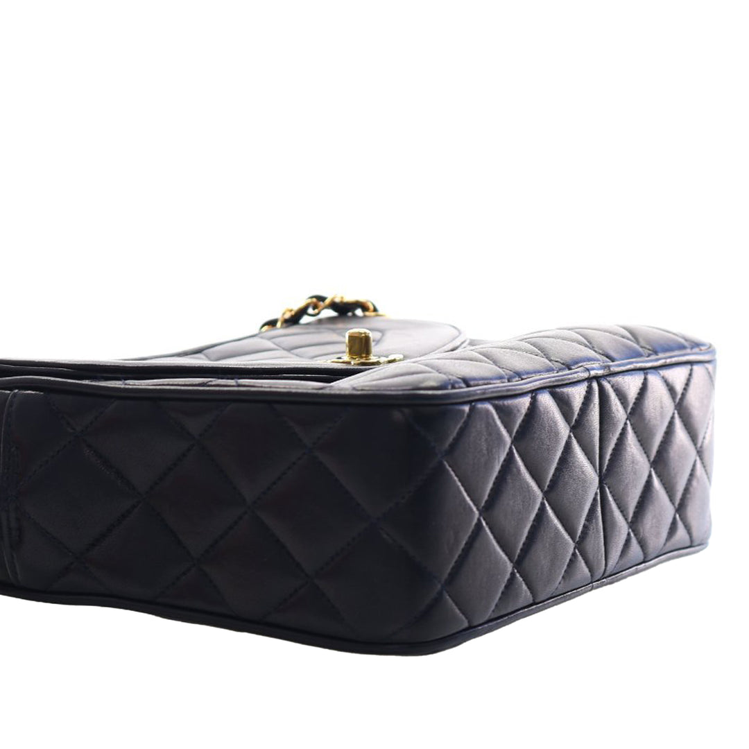 Chanel Small Matelassé Cuir d’agneau Diana Pompon Sac caméra