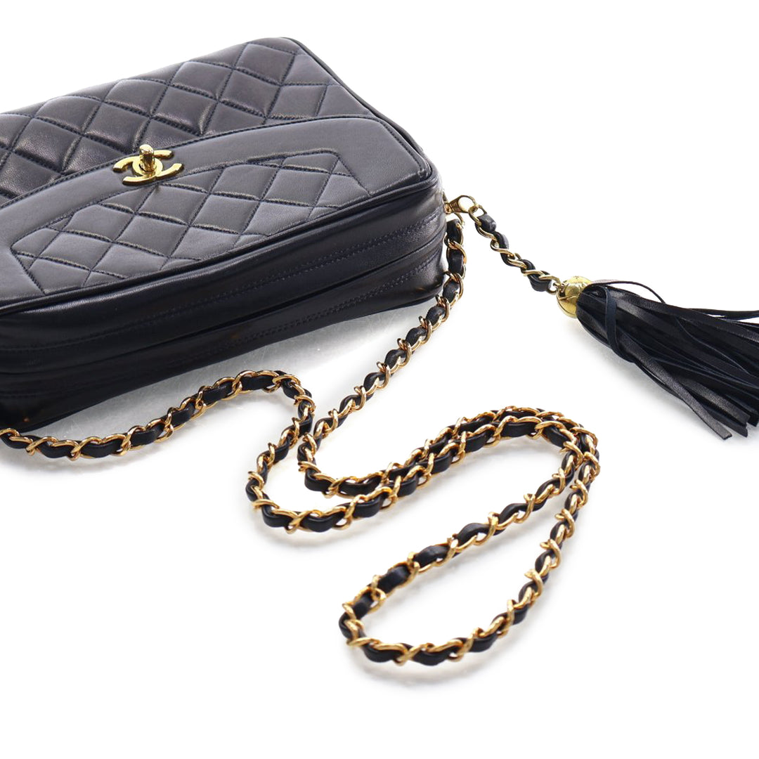 Chanel Small Matelassé Cuir d’agneau Diana Pompon Sac caméra