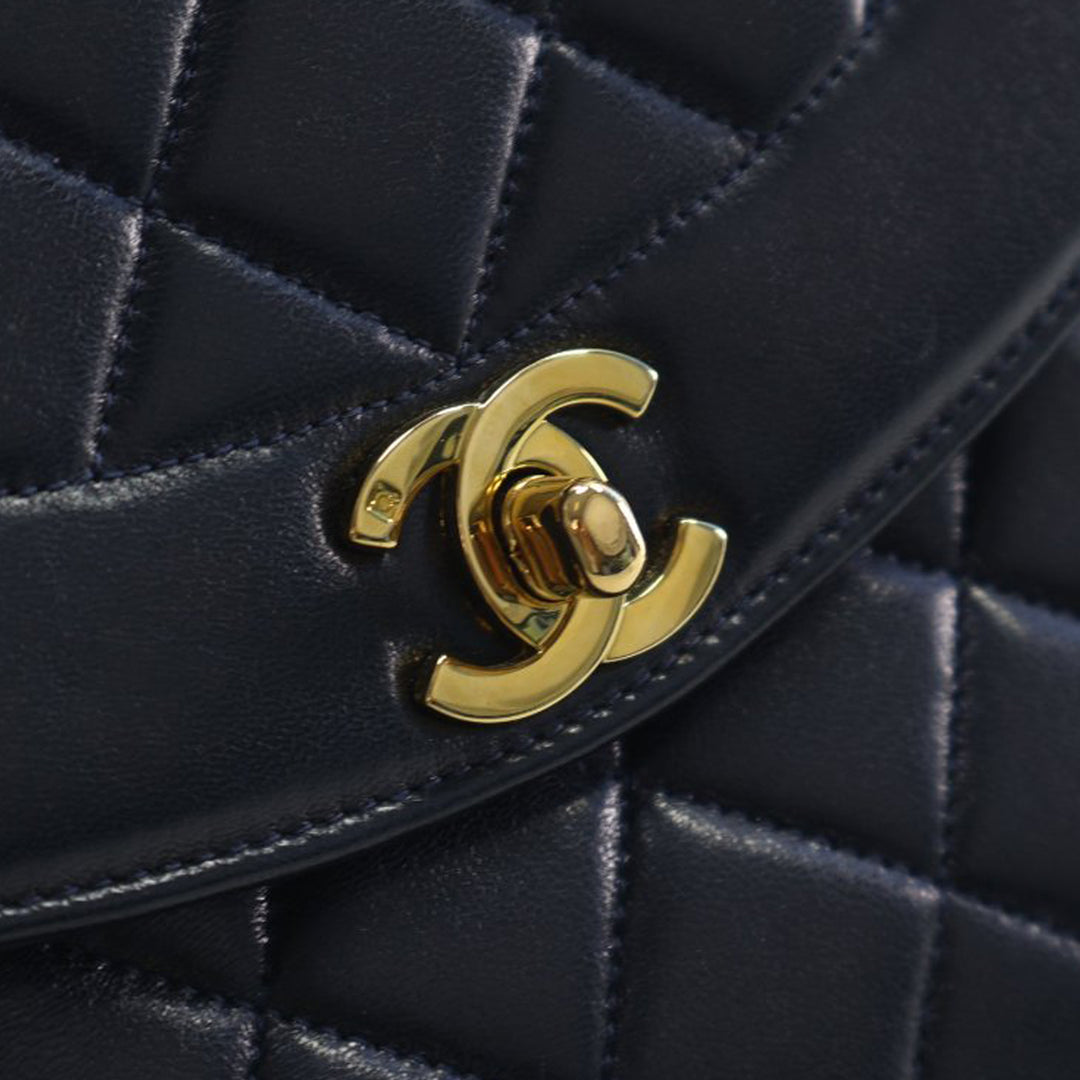 Chanel Small Matelassé Cuir d’agneau Diana Pompon Sac caméra