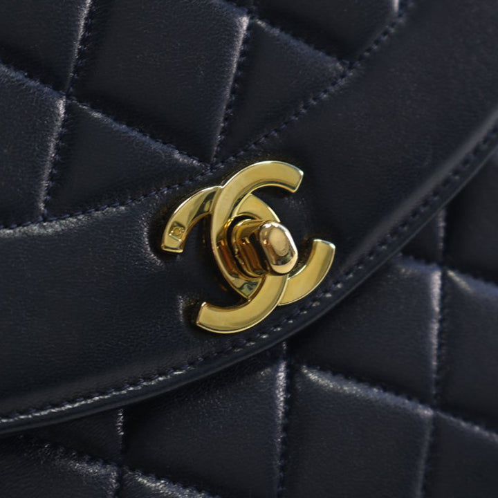 Chanel Small Matelassé Cuir d’agneau Diana Pompon Sac caméra