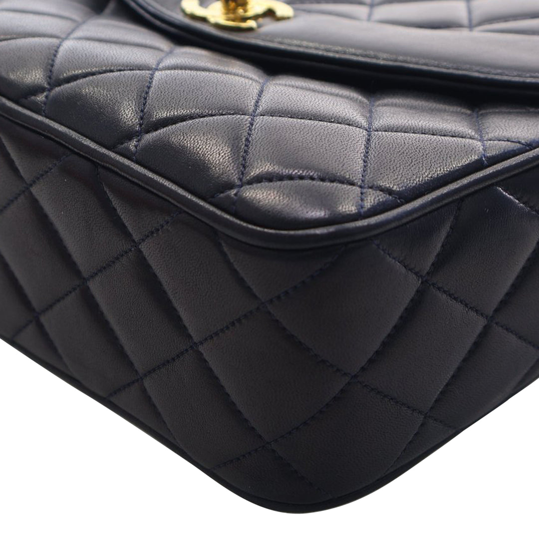 Chanel Small Matelassé Cuir d’agneau Diana Pompon Sac caméra