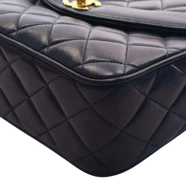 Chanel Small Matelassé Cuir d’agneau Diana Pompon Sac caméra