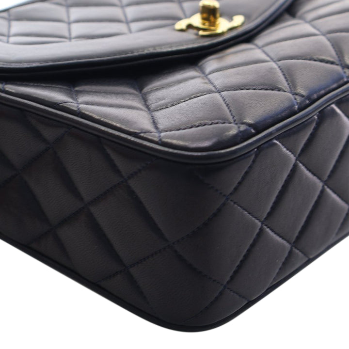Chanel Small Matelassé Cuir d’agneau Diana Pompon Sac caméra