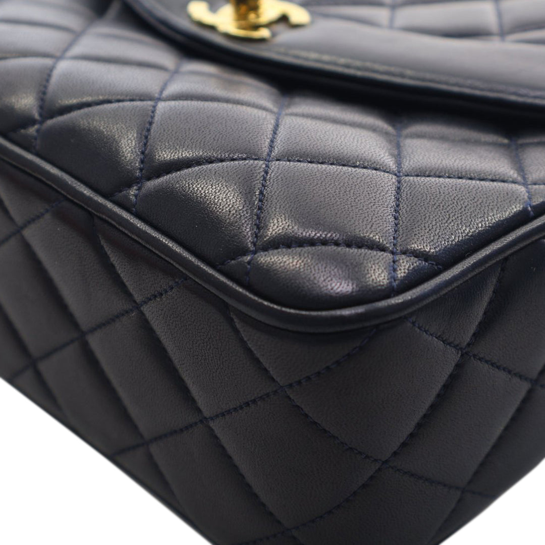 Chanel Small Matelassé Cuir d’agneau Diana Pompon Sac caméra
