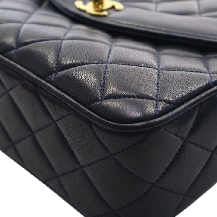 Chanel Small Matelassé Cuir d’agneau Diana Pompon Sac caméra