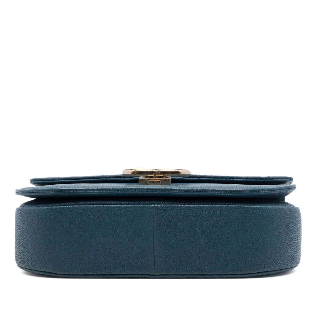 Chanel Paris Cuba Matelassé Thread Around à rabat Moyen Cuir caviar Bleu – vue 3 – GABY PARIS