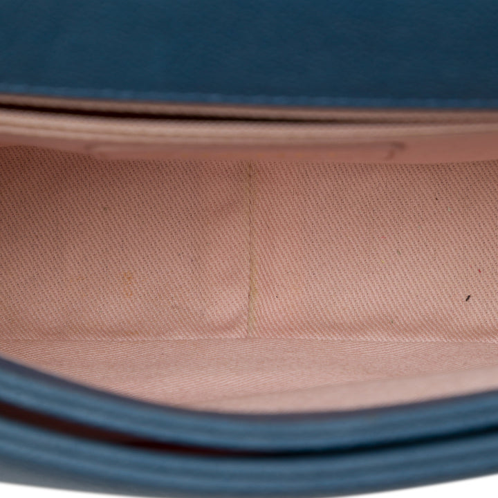 Chanel Paris Cuba Matelassé Thread Around à rabat Moyen Cuir caviar Bleu – vue 4 – GABY PARIS