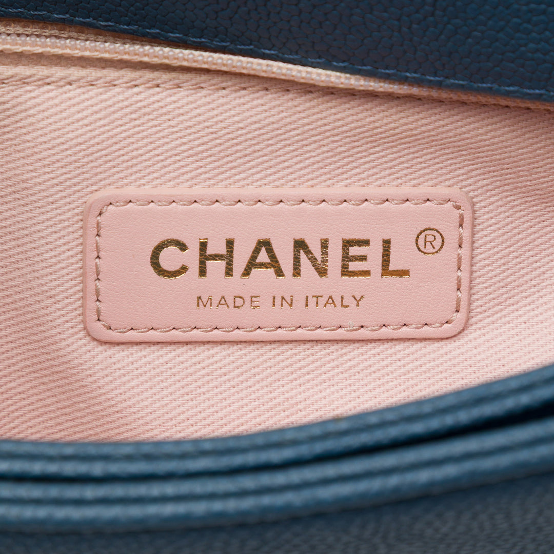 Chanel Paris Cuba Matelassé Thread Around à rabat Moyen Cuir caviar Bleu – vue 5 – GABY PARIS