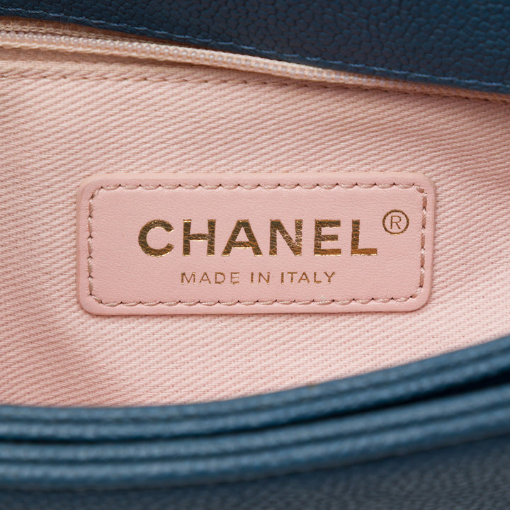 Chanel Paris Cuba Matelassé Thread Around à rabat Moyen Cuir caviar Bleu – vue 5 – GABY PARIS