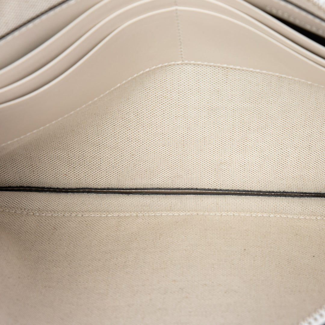 Gucci GG embossé perforé Wristlet Pochette Cuir de veau