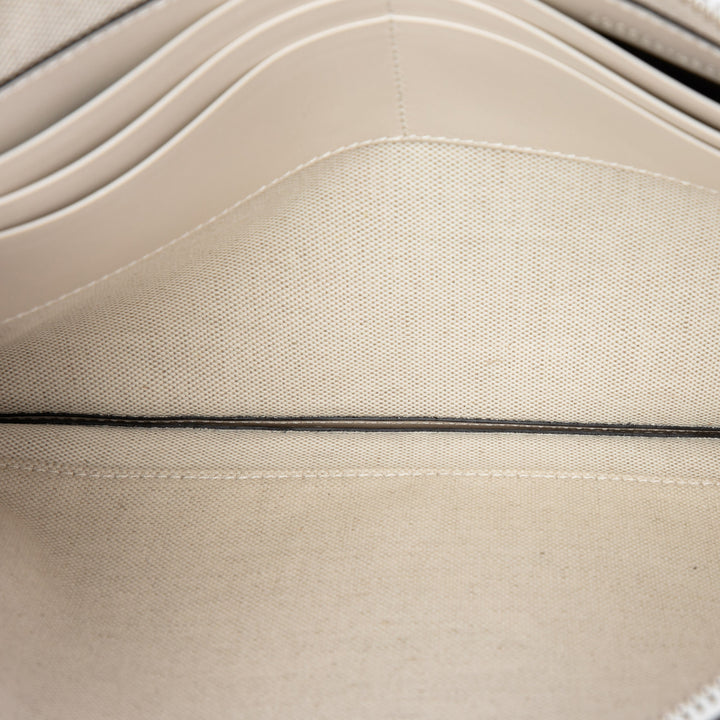 Gucci GG embossé perforé Wristlet Pochette Cuir de veau
