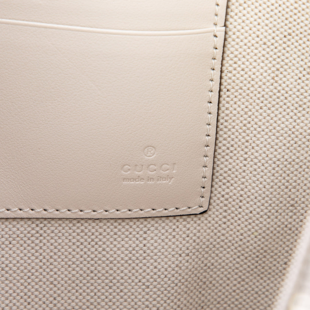 Gucci GG embossé perforé Wristlet Pochette Cuir de veau