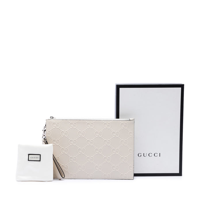 Gucci GG embossé perforé Wristlet Pochette Cuir de veau