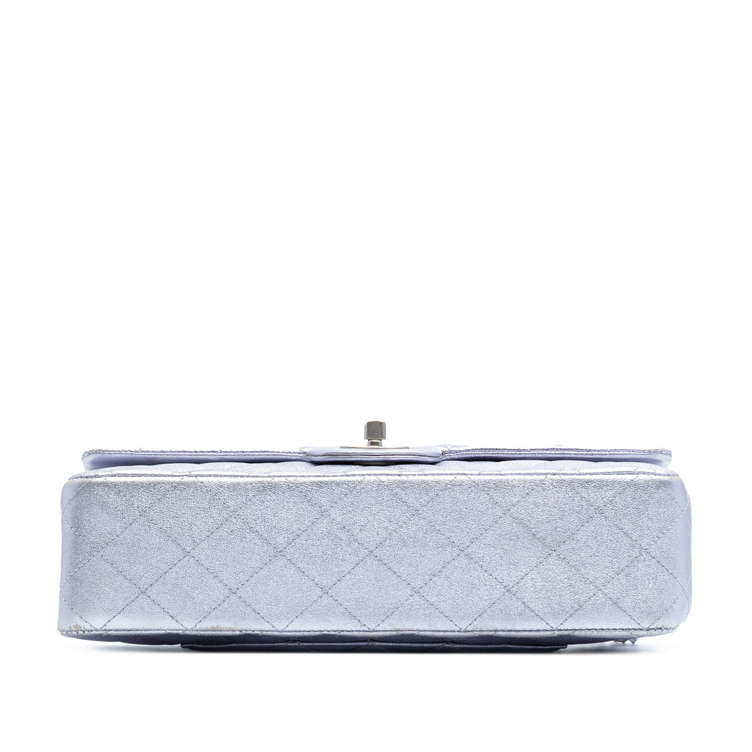 Chanel Medium Classic Métallisé Cuir de veau Double rabat Argenté