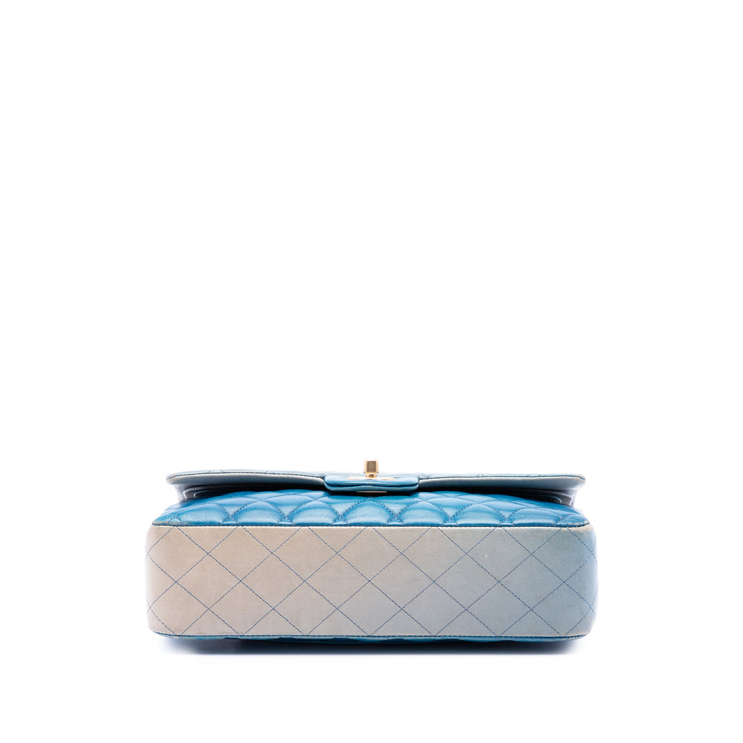 Chanel Sac porté épaule Classic Ombre Double rabat Moyen Cuir d'agneau Bleu – vue 3 – GABY PARIS