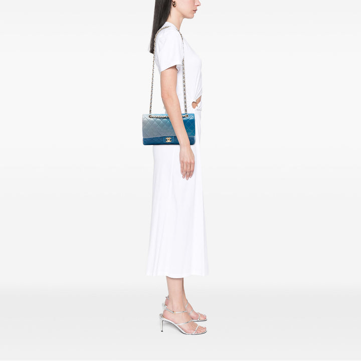 Chanel Sac porté épaule Classic Ombre Double rabat Moyen Cuir d'agneau Bleu – vue 6 – GABY PARIS