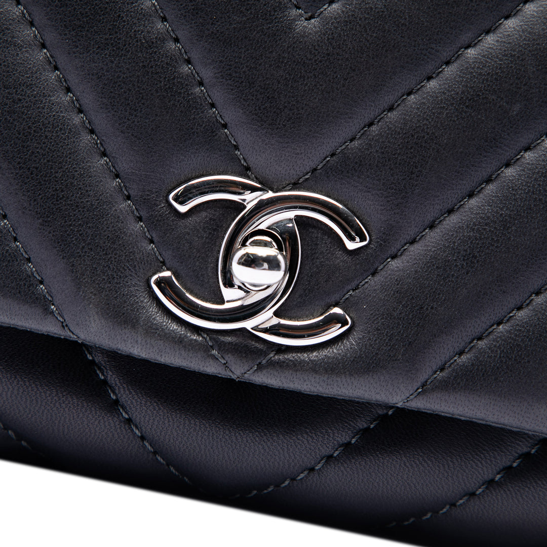 Chanel Medium Chevron Cuir d’agneau Surpique à rabat
