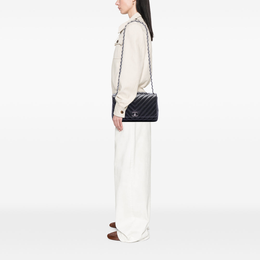 Chanel Medium Chevron Cuir d’agneau Surpique à rabat