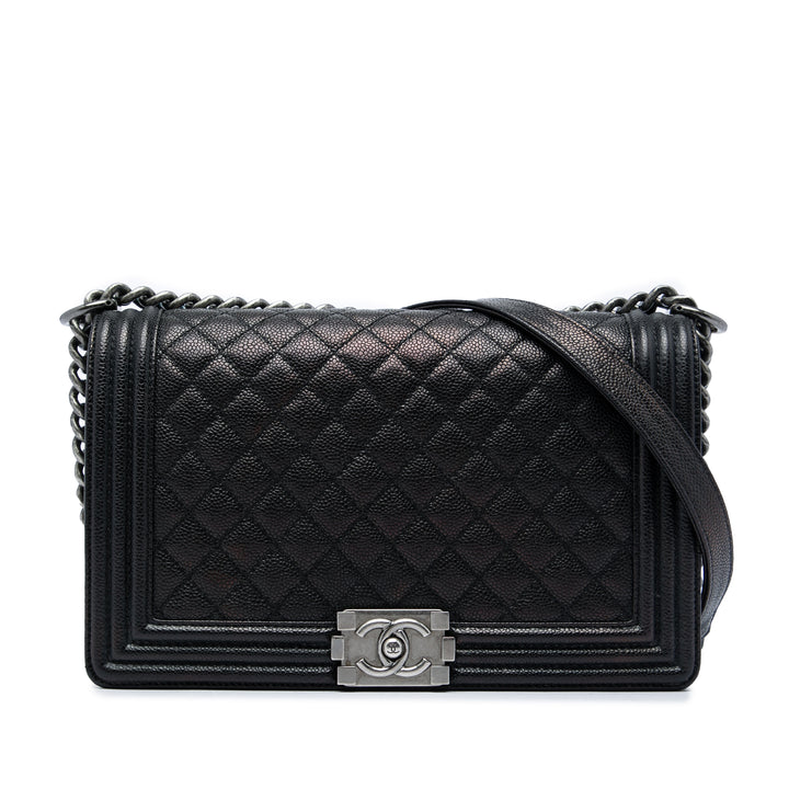 Chanel Sac bandoulière Matelassé Boy à rabat Grand Cuir caviar Noir – vue principale – GABY PARIS