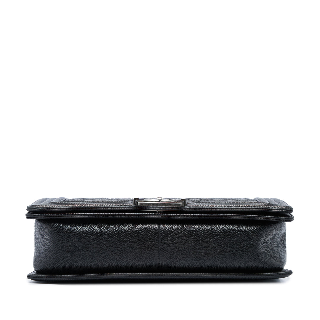 Chanel Sac bandoulière Matelassé Boy à rabat Grand Cuir caviar Noir – vue 3 – GABY PARIS