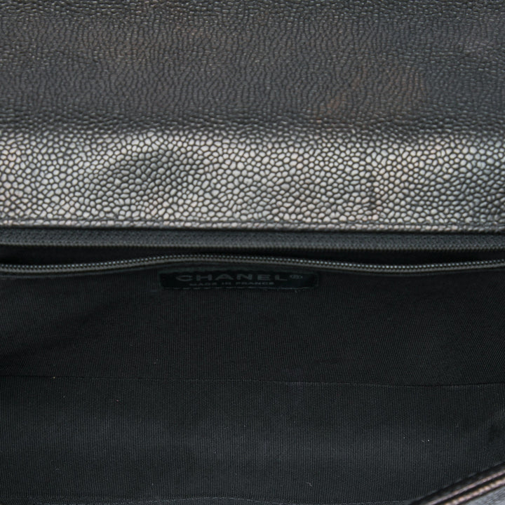 Chanel Sac bandoulière Matelassé Boy à rabat Grand Cuir caviar Noir – vue 4 – GABY PARIS