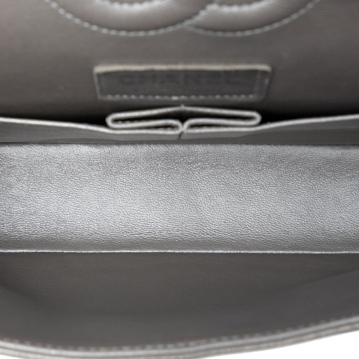 Chanel Medium Classic Chevron Iridescent Cuir d’agneau Double rabat