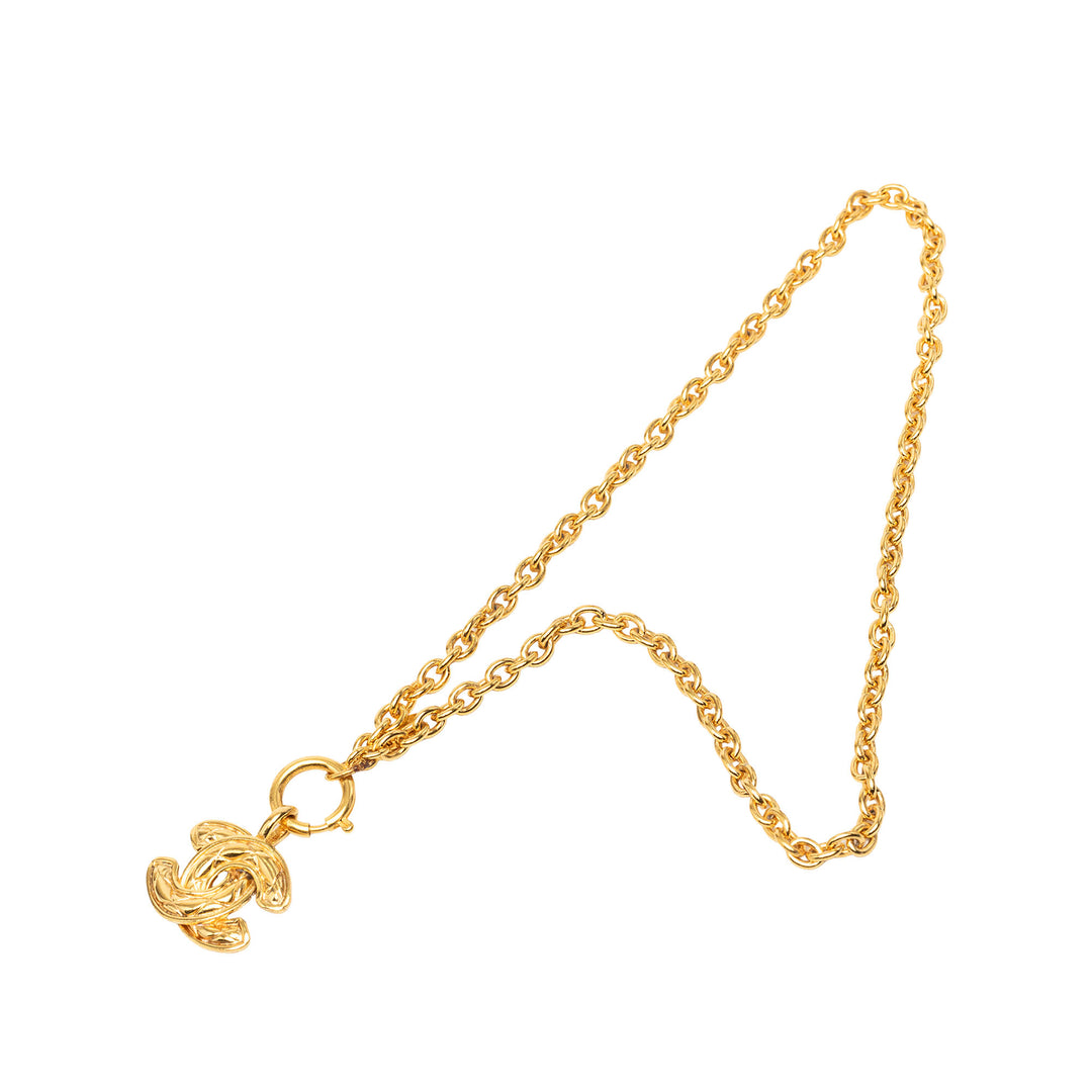 Chanel CC plaqué Matelassé Pendant Collier Doré – vue principale – GABY PARIS