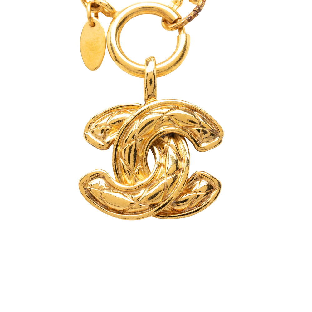 Chanel CC plaqué Matelassé Pendant Collier Doré – vue 2 – GABY PARIS