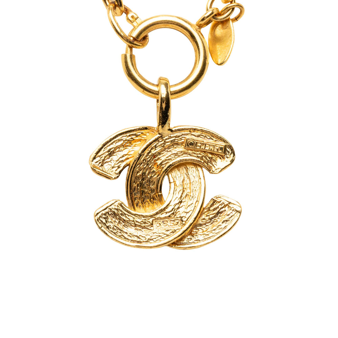 Chanel CC plaqué Matelassé Pendant Collier Doré – vue 3 – GABY PARIS