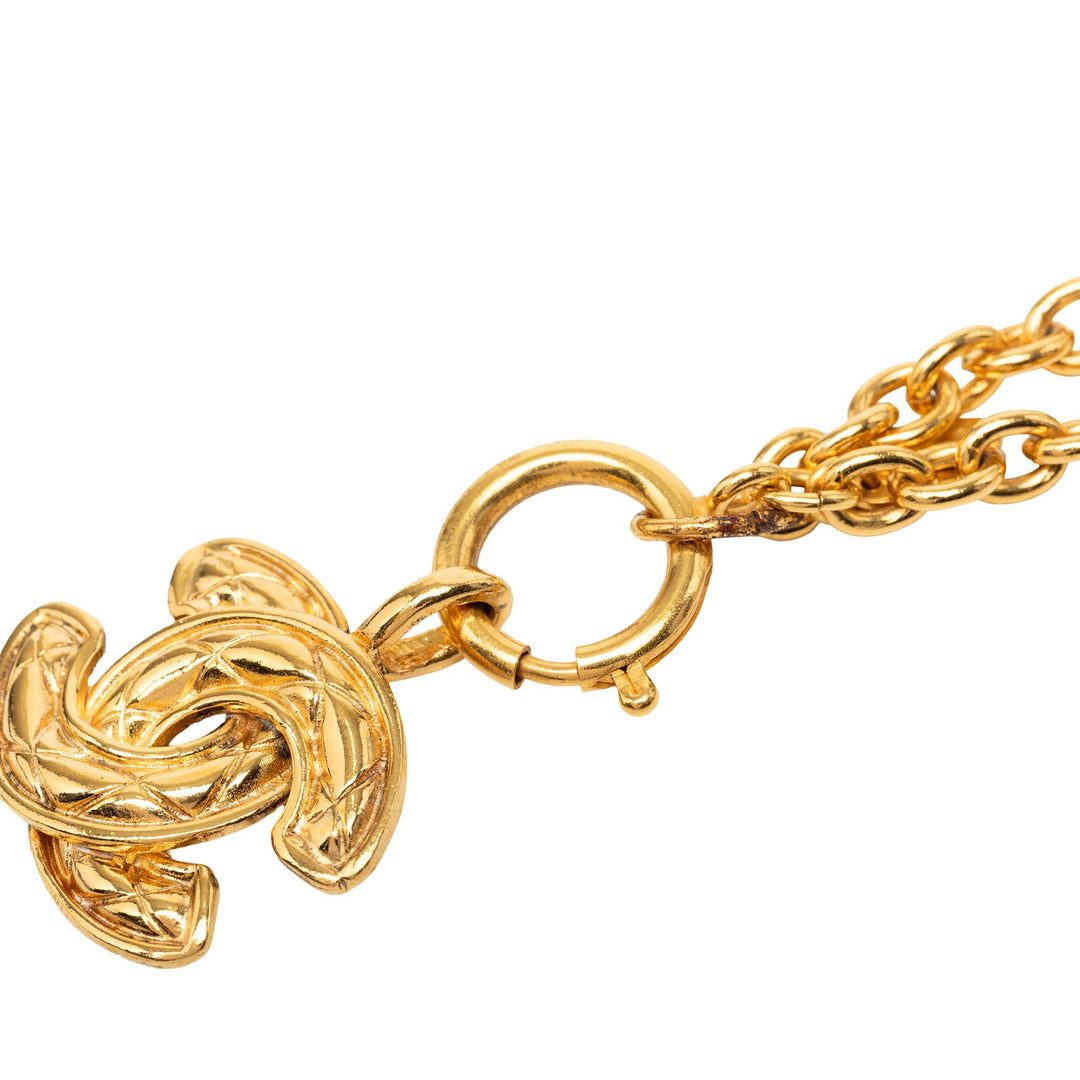 Chanel CC plaqué Matelassé Pendant Collier Doré – vue 4 – GABY PARIS