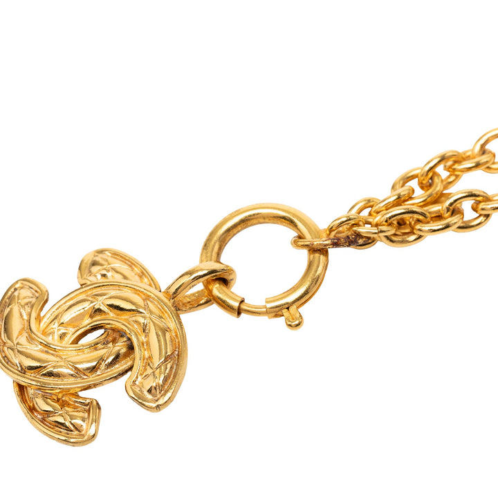 Chanel CC plaqué Matelassé Pendant Collier Doré – vue 4 – GABY PARIS