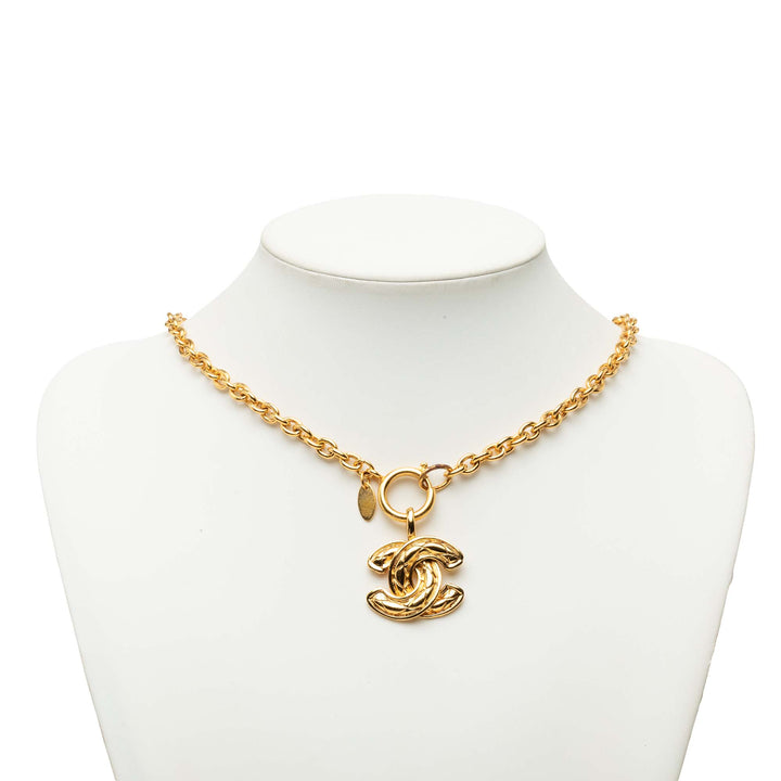 Chanel CC plaqué Matelassé Pendant Collier Doré – vue 6 – GABY PARIS