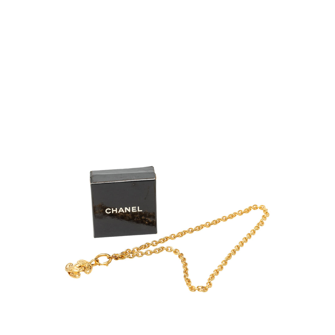 Chanel CC plaqué Matelassé Pendant Collier Doré – vue 7 – GABY PARIS