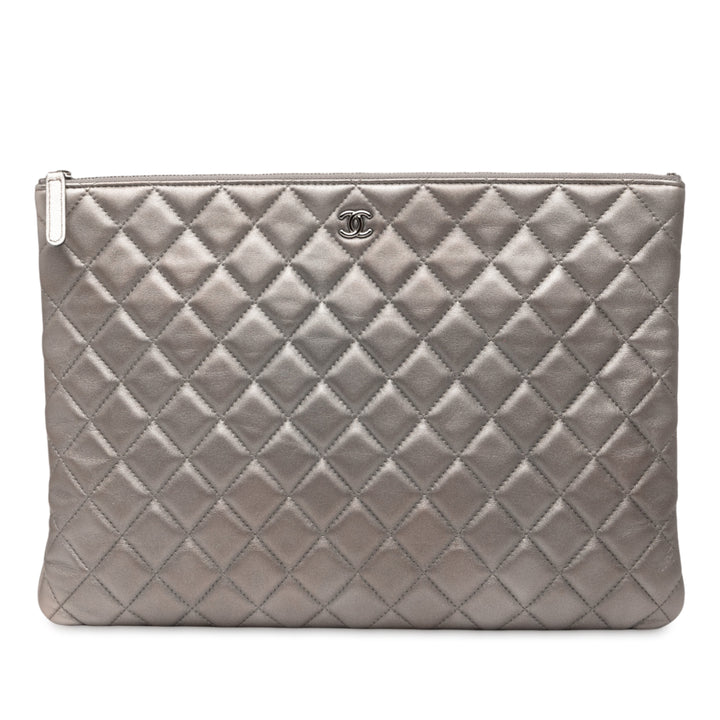 Chanel Large Quilted Métallisé Cuir d’agneau O Étui Pochette Argenté
