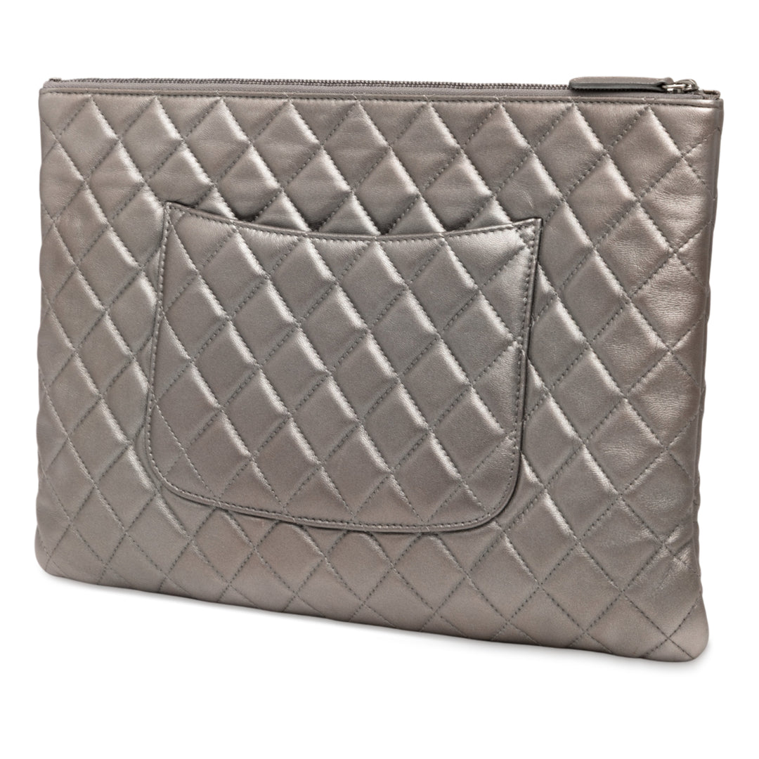 Chanel Large Quilted Métallisé Cuir d’agneau O Étui Pochette Argenté