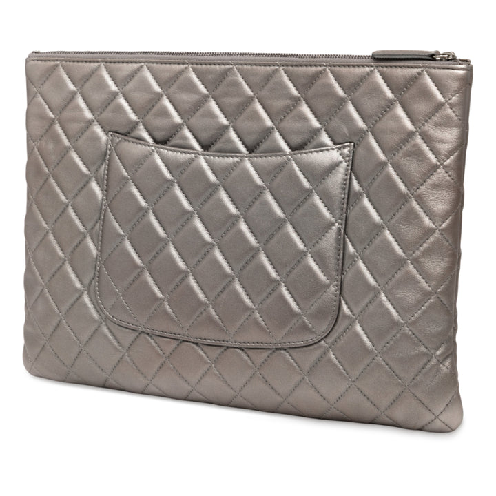 Chanel Large Quilted Métallisé Cuir d’agneau O Étui Pochette Argenté