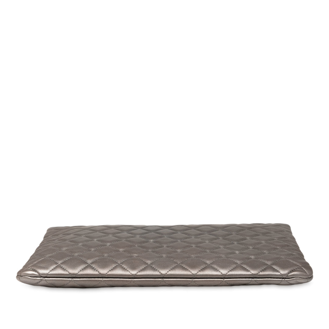 Chanel Large Quilted Métallisé Cuir d’agneau O Étui Pochette Argenté