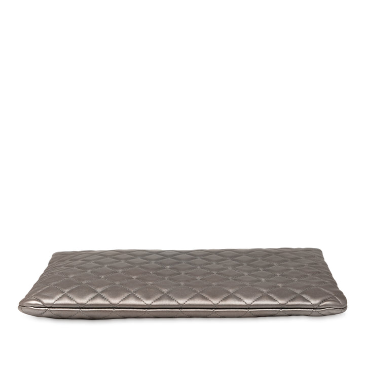 Chanel Large Quilted Métallisé Cuir d’agneau O Étui Pochette Argenté