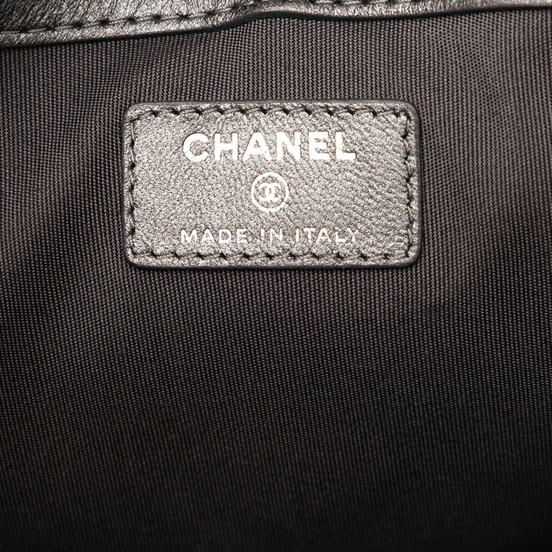 Chanel Large Quilted Métallisé Cuir d’agneau O Étui Pochette Argenté