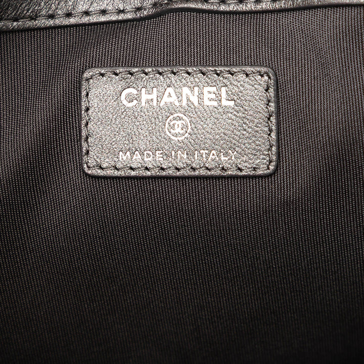 Chanel Large Quilted Métallisé Cuir d’agneau O Étui Pochette Argenté